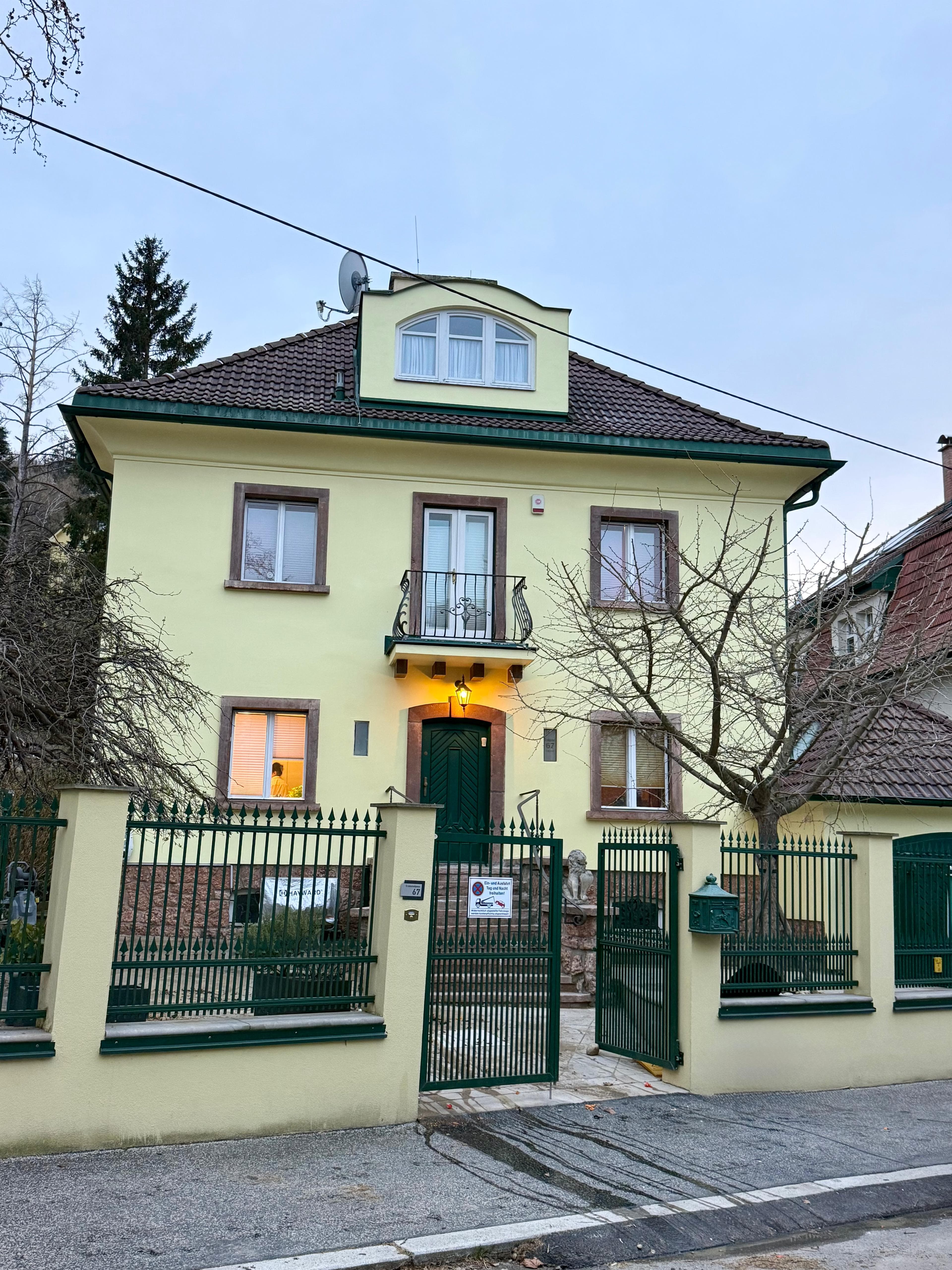 Klassische Villa mit Natursteinsockel – beschichtet mit ThermIQ