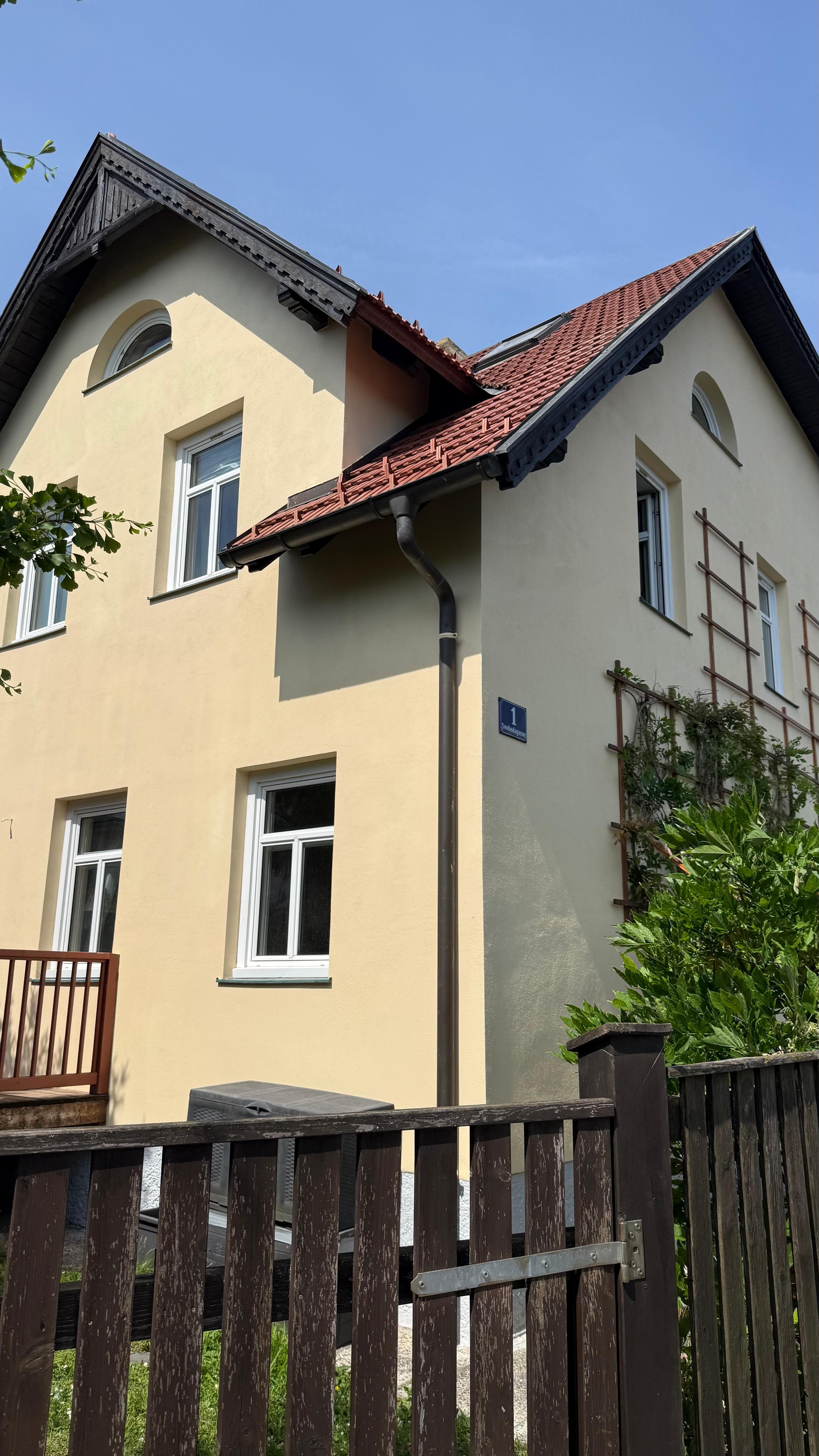 Einfamilienhaus mit Steilgiebel — Fassade und Giebelbereich geschützt
